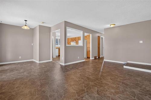 92 Blackwater Bay, Winnipeg, MB - Indoor Photo Showing Other Room