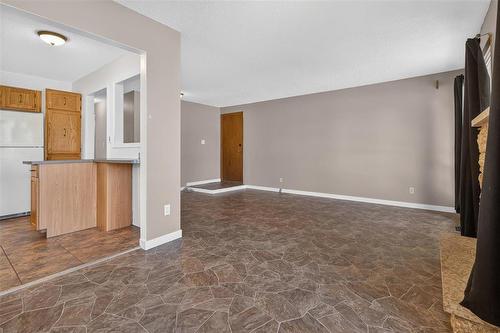 92 Blackwater Bay, Winnipeg, MB - Indoor Photo Showing Other Room