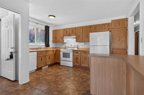92 Blackwater Bay, Winnipeg, MB - Indoor Photo Showing Kitchen
