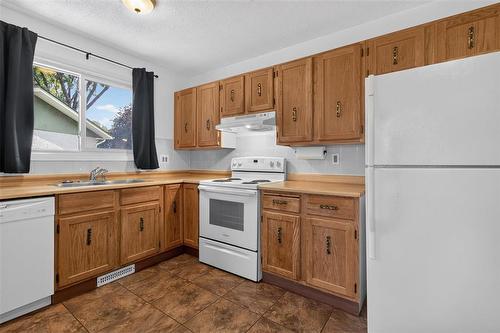 92 Blackwater Bay, Winnipeg, MB - Indoor Photo Showing Kitchen With Double Sink