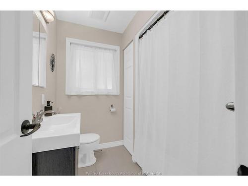 22 Danforth, Leamington, ON - Indoor Photo Showing Bathroom