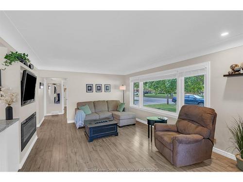 22 Danforth, Leamington, ON - Indoor Photo Showing Living Room
