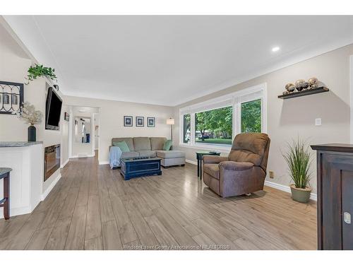22 Danforth, Leamington, ON - Indoor Photo Showing Living Room