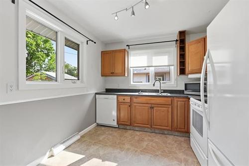 509 Rosseau Ave, Winnipeg, MB - Indoor Photo Showing Kitchen With Double Sink