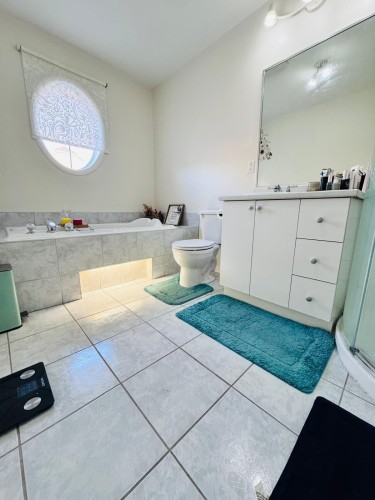 Bathroom - 9435 Rue Riverin, Brossard, QC - Indoor Photo Showing Bathroom