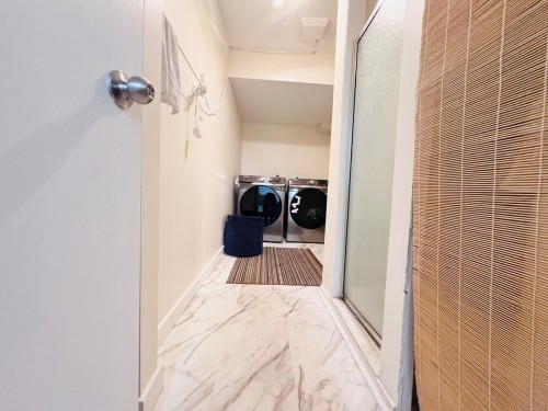 Laundry - 9435 Rue Riverin, Brossard, QC - Indoor