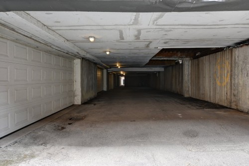Garage - 683 Rue St-Timothée, Montréal (Ville-Marie), QC - Indoor Photo Showing Garage
