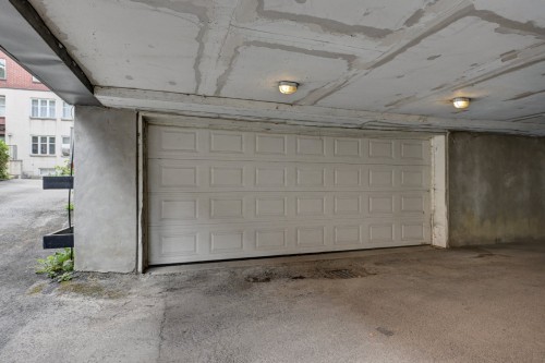 Garage - 683 Rue St-Timothée, Montréal (Ville-Marie), QC - Indoor Photo Showing Garage