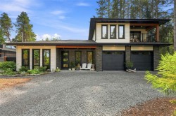 935 Meadowlark Pl Qualicum Beach, BC V9K 1M6
