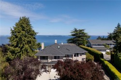 4596 Bonnieview Pl Saanich, BC V8N 3V6