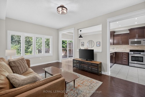 82 Maplevale Drive, Hamilton, ON - Indoor Photo Showing Living Room