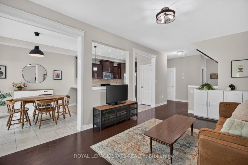82 Maplevale Drive, Hamilton, ON - Indoor Photo Showing Living Room