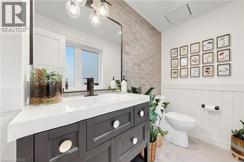 386 Cosburn Crescent, Burlington, ON - Indoor Photo Showing Bathroom