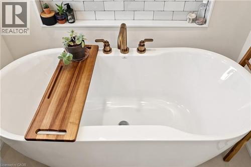 386 Cosburn Crescent, Burlington, ON - Indoor Photo Showing Bathroom