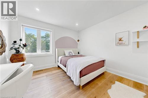386 Cosburn Crescent, Burlington, ON - Indoor Photo Showing Bedroom