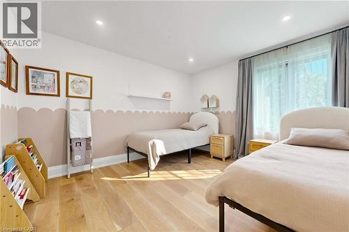 386 Cosburn Crescent, Burlington, ON - Indoor Photo Showing Bedroom