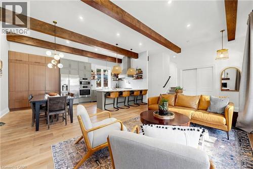 386 Cosburn Crescent, Burlington, ON - Indoor Photo Showing Living Room