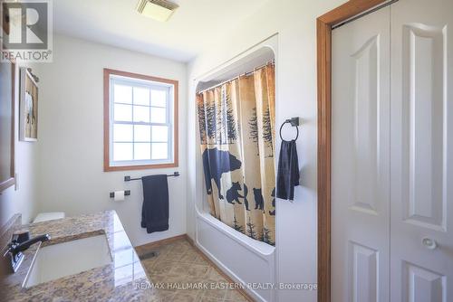 1738 8Th Line, Selwyn, ON - Indoor Photo Showing Bathroom