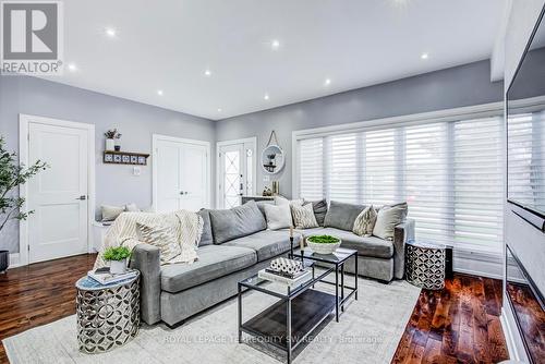 888 Fourth Street, Mississauga, ON - Indoor Photo Showing Living Room