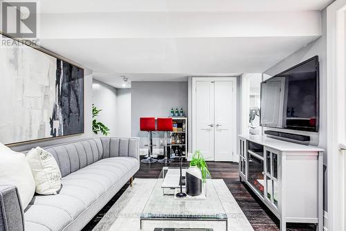 888 Fourth Street, Mississauga, ON - Indoor Photo Showing Living Room