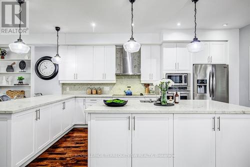 888 Fourth Street, Mississauga, ON - Indoor Photo Showing Kitchen With Upgraded Kitchen