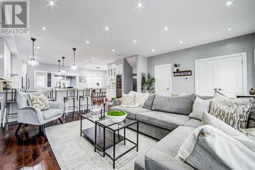888 Fourth Street, Mississauga, ON - Indoor Photo Showing Living Room