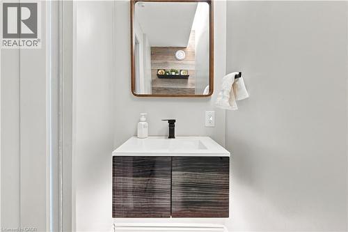 19 Grove Street, Hamilton, ON - Indoor Photo Showing Bathroom