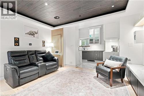 19 Grove Street, Hamilton, ON - Indoor Photo Showing Living Room