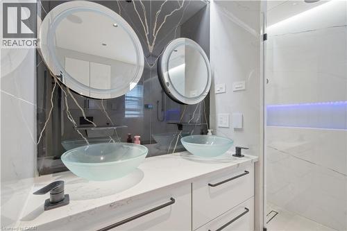 19 Grove Street, Hamilton, ON - Indoor Photo Showing Bathroom