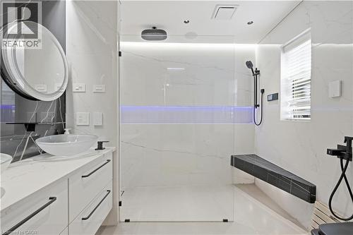 19 Grove Street, Hamilton, ON - Indoor Photo Showing Bathroom