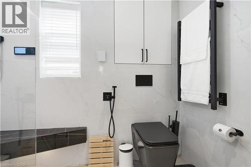 19 Grove Street, Hamilton, ON - Indoor Photo Showing Bathroom