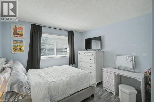 Hardwood-style flooring with a window featuring blinds - 2050 Upper Middle Road Unit# 164, Burlington, ON - Indoor Photo Showing Bedroom