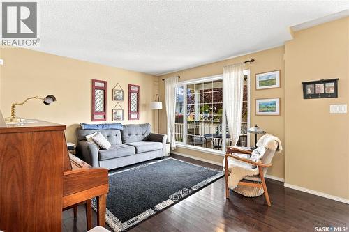1030 Orchid Way N, Regina, SK - Indoor Photo Showing Living Room