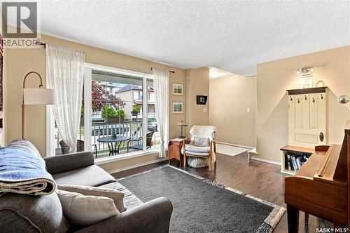 1030 Orchid Way N, Regina, SK - Indoor Photo Showing Living Room