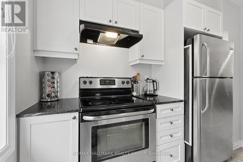 588 Foxlight Circle, Ottawa, ON - Indoor Photo Showing Kitchen With Stainless Steel Kitchen