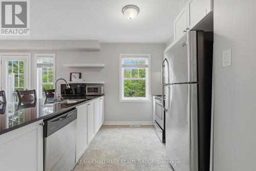 588 Foxlight Circle, Ottawa, ON - Indoor Photo Showing Kitchen With Stainless Steel Kitchen