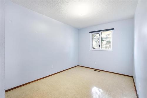 35 Brazil St, Winnipeg, MB - Indoor Photo Showing Other Room