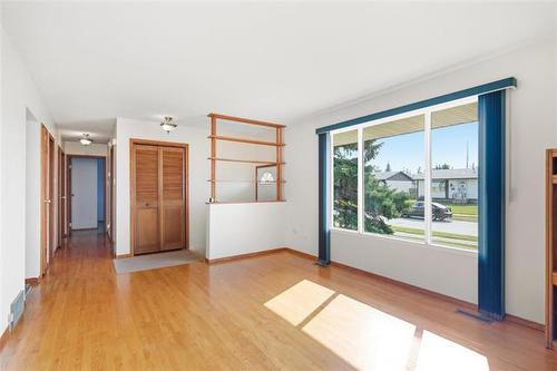 35 Brazil St, Winnipeg, MB - Indoor Photo Showing Other Room