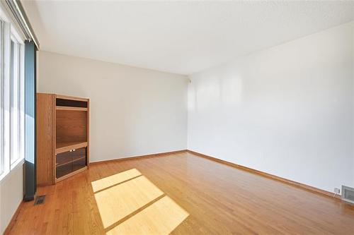 35 Brazil St, Winnipeg, MB - Indoor Photo Showing Other Room