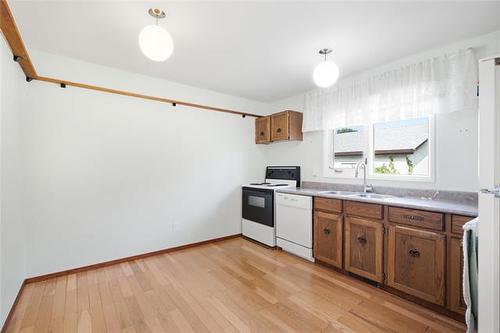 35 Brazil St, Winnipeg, MB - Indoor Photo Showing Kitchen