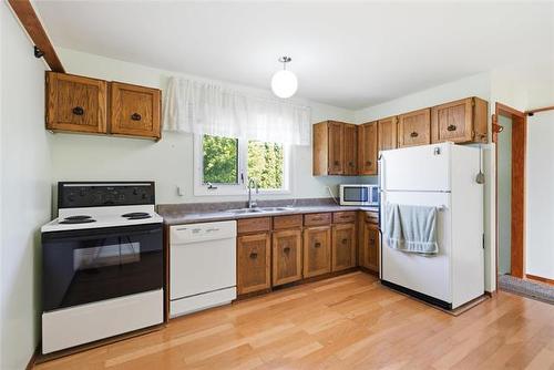 35 Brazil St, Winnipeg, MB - Indoor Photo Showing Kitchen With Double Sink