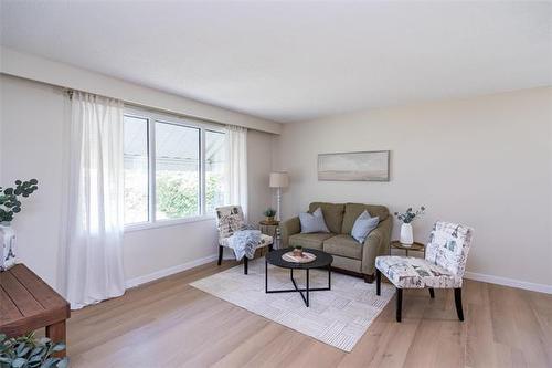 158 Howden Rd, Winnipeg, MB - Indoor Photo Showing Living Room