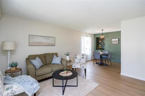 158 Howden Rd, Winnipeg, MB - Indoor Photo Showing Living Room