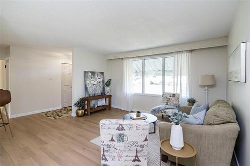 158 Howden Rd, Winnipeg, MB - Indoor Photo Showing Living Room