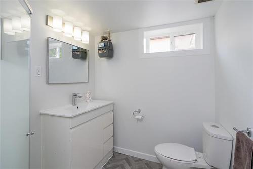 158 Howden Rd, Winnipeg, MB - Indoor Photo Showing Bathroom