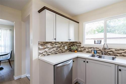 158 Howden Rd, Winnipeg, MB - Indoor Photo Showing Kitchen With Double Sink