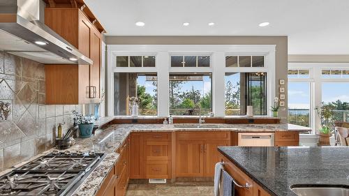 4780 Westridge Drive, Kelowna, BC - Indoor Photo Showing Kitchen