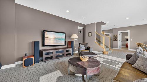 4780 Westridge Drive, Kelowna, BC - Indoor Photo Showing Living Room