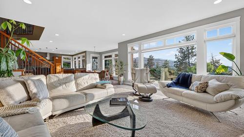 4780 Westridge Drive, Kelowna, BC - Indoor Photo Showing Living Room