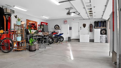 4780 Westridge Drive, Kelowna, BC - Indoor Photo Showing Garage